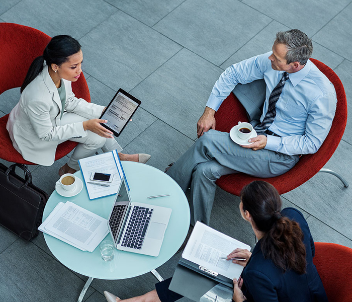 3 people having a meeting